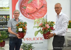 Ard Ammerlaan en de nieuwe aanwinst van Prudac Siem de Boer. voor de verkoop van de Nederlandse en Engelse markt. Beide mannen met een mooie tomaten plant en wel die uit de Heartbreakers serie.